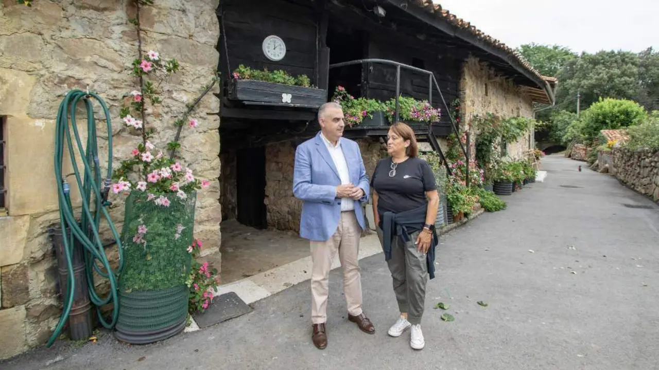 El consejero de Vivienda y la alcaldesa de Cabu&eacute;rniga.