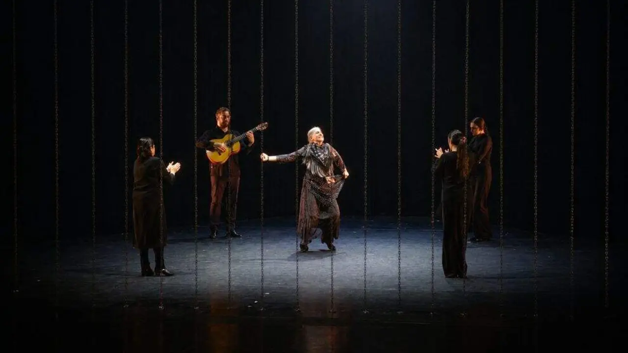 Cadenas en el escenario.