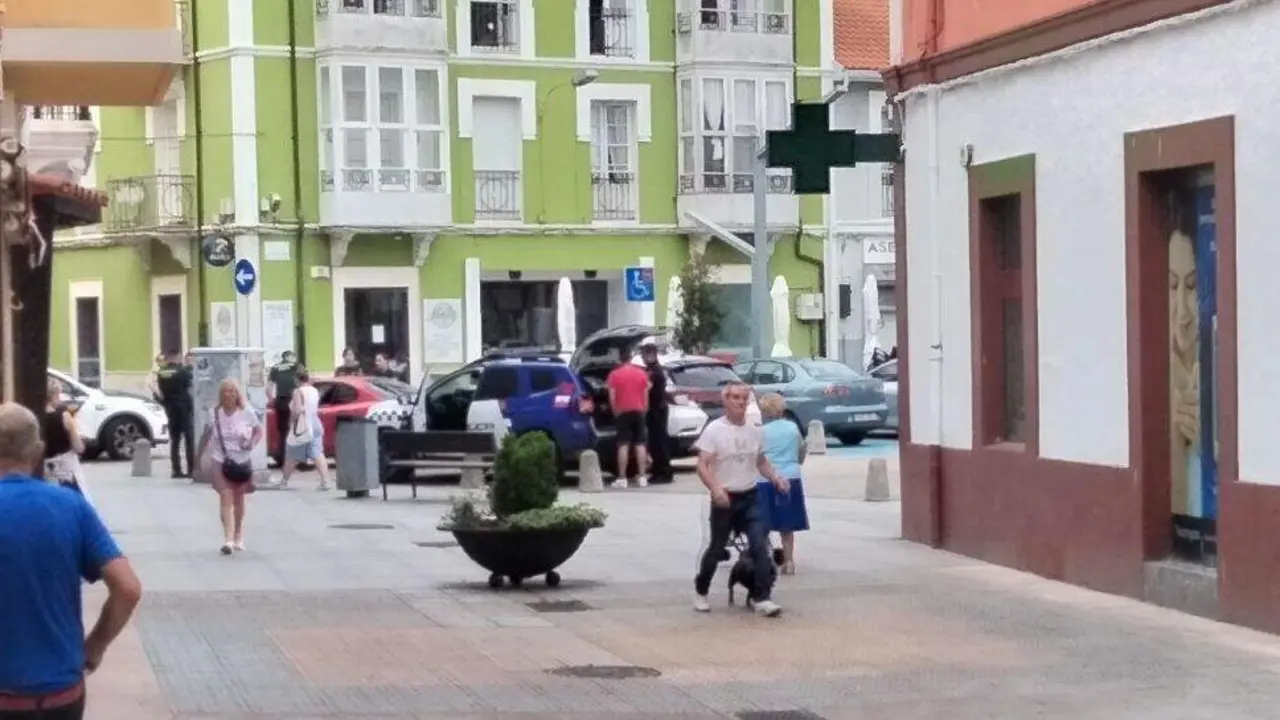 La Polic&iacute;a Local y la Guardia Civil interceptaron al joven en Santo&ntilde;a. R.A.