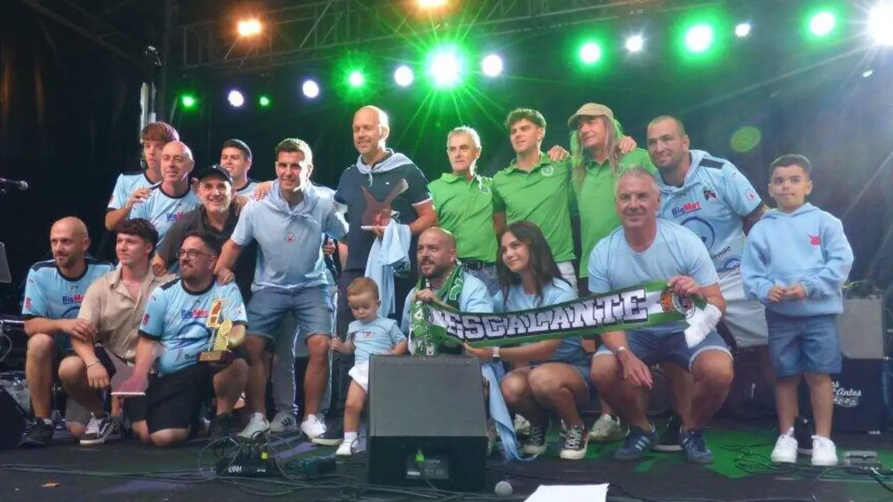 Pregonero, homenajeados y representantes de la Comisi&oacute;n de Fiestas de la Virgen de la Cama. R.A