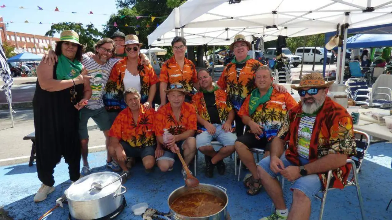 Los grupos cocinando la marmita en Colindres. R.A.