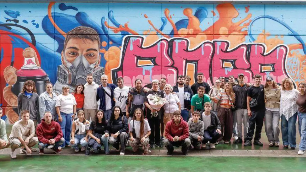 Asistentes al acto del mural en honor a