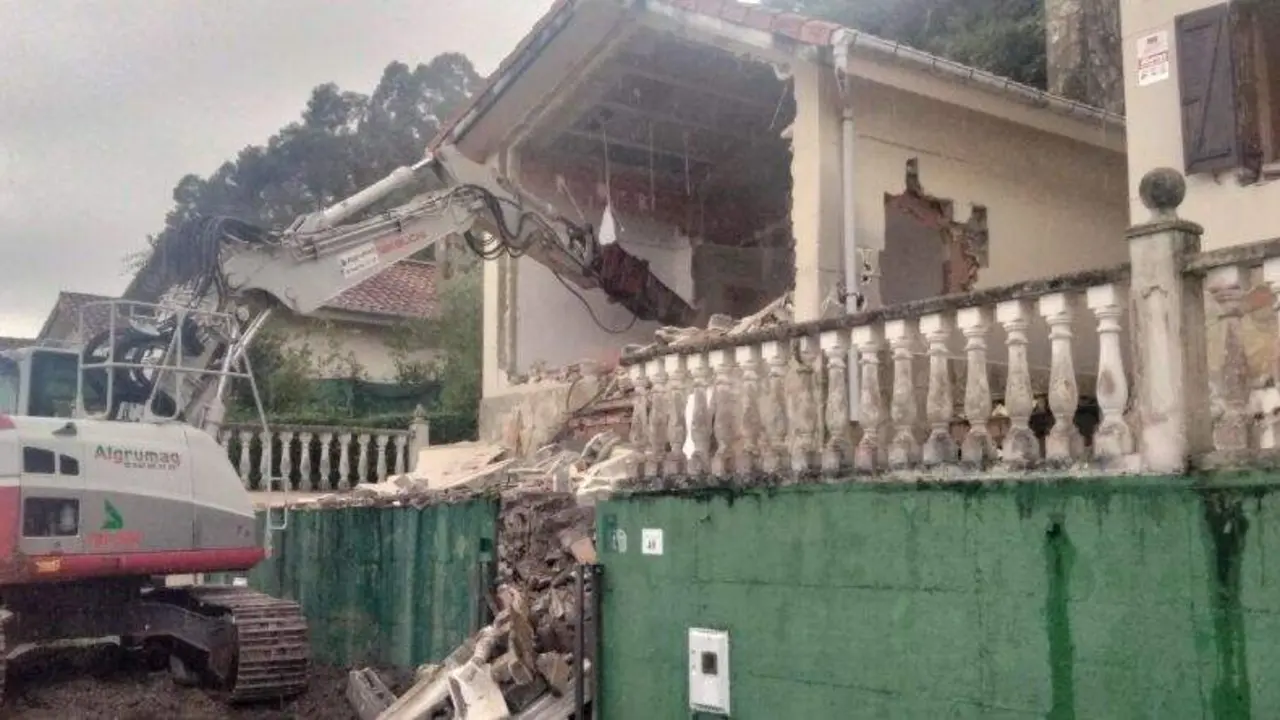 Trabajos de derribo en Las Llamas II en Argo&ntilde;os. R.A.