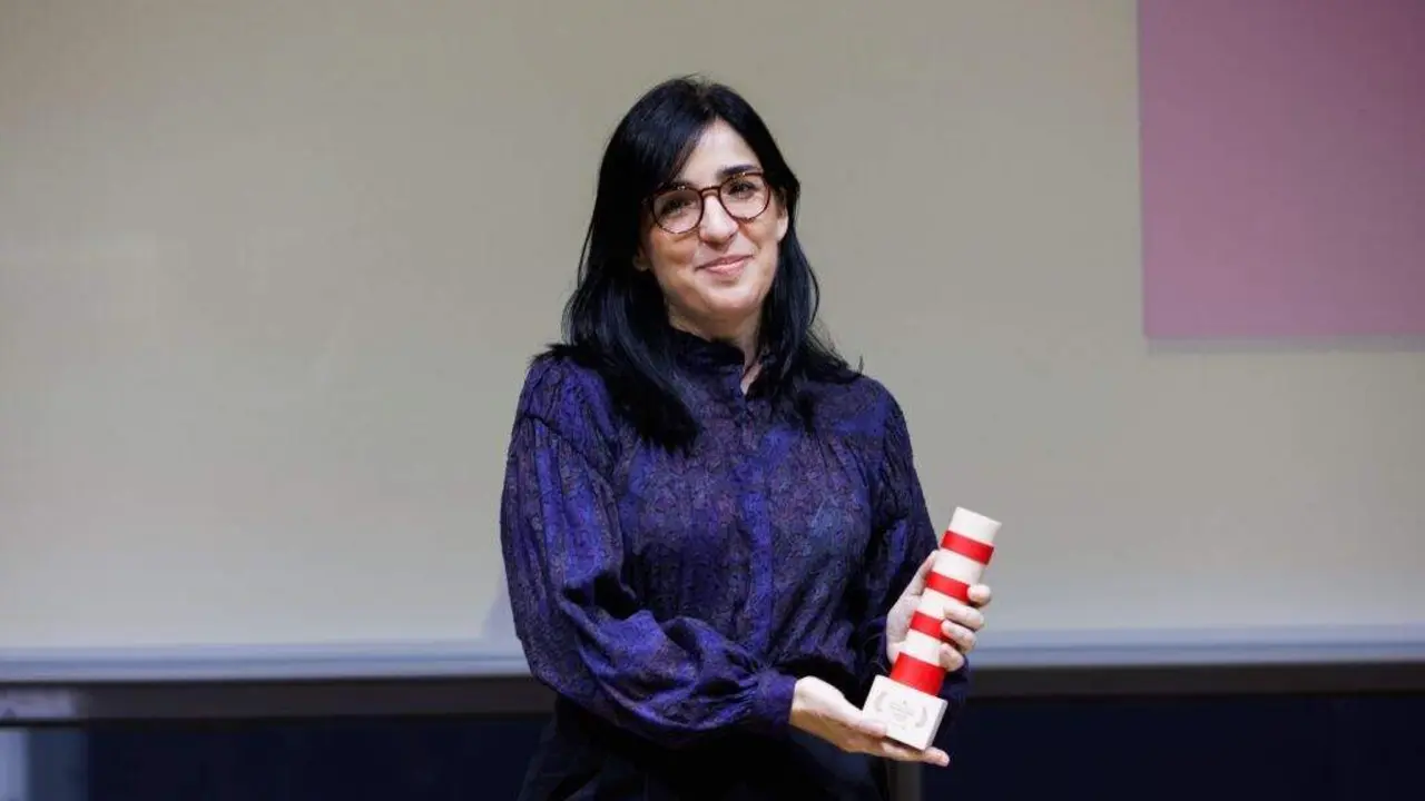 Alauda Ruiz de Azúa con el Faro.