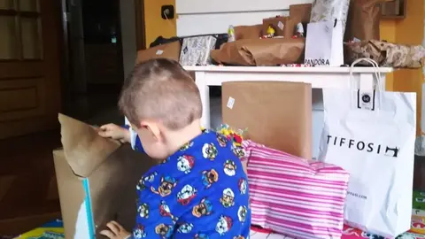 Los niños abrieron los paquetes a  lo largo de la mañana.