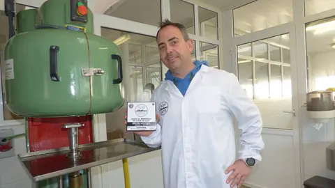 El director de la conservera, Sergio López, muestra una pandereta de anchoas del Cantábrico. R.A