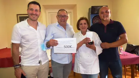 El Bar Zatón en el momento de recibir el premio por Eduardo Sanfilippo y Jorge González. R.A.