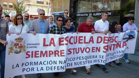 Los miembros de la Corporación encabezaron la manifestación. Nyka Goicoechea