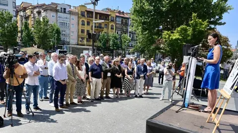 Vecinos y concejales se concentraron en la Plaza del Ayuntamiento de Santander.