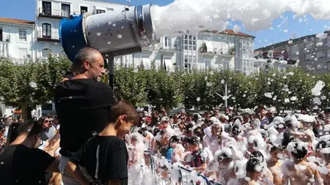 La fiesta de la espuma hizo disfrutar a niños y padres. R.A.