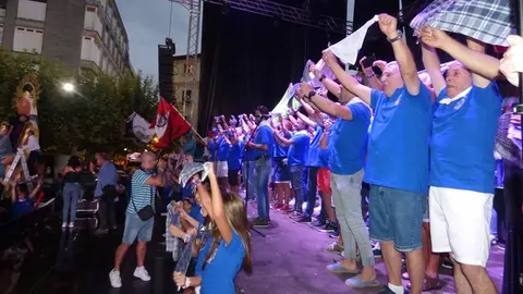 La Peña Juan de la Cosa sobre el escenario en el momento del pregón de las fiestas de Santoña. R.A.