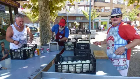 las peñas locales se involucran en la Marmitada que se ofrecerá mañana. R.A.