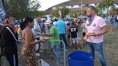 Las peñas repartieron el marmite a los numerosos vecinos y visitantes. R.A.