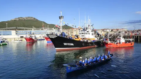 El barco Padre Joaquín en el momento de salir del puerto de Santoña hacía la Bahía. R.A.