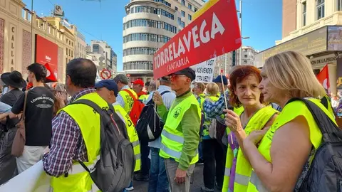 Vecinos de Torrelavega en la protesta en la capital de España.