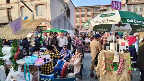 Algunos disfrazados comieron en sillas y mesas. nyka Goicoechea