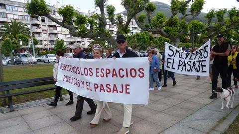 La cabeza de la manifestación con las pancartas. R.A.