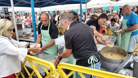 Filas para degustar el marmite. R.A.