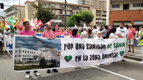 Cabeza de la manifestación de hoy en Laredo. R.A.