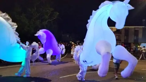 El desfile transcurrió por la noche. R.A.