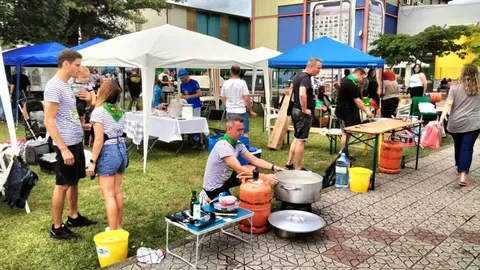 Las cuadrillas cocinaron junto al recinto ferial. R.A.