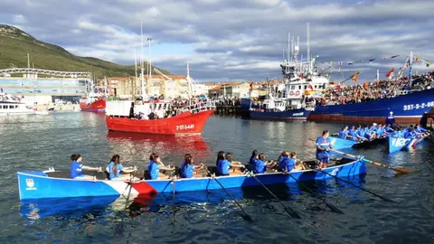 Salida de la procesión marítima del puerto pesquero. R.A.