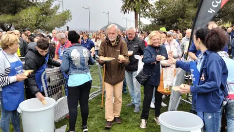 El tiempo acompañó a la hora de servir el marmite. R.A.