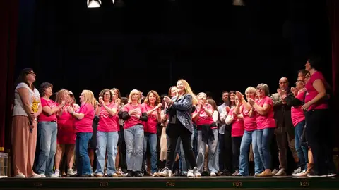 Bety Sañudo junto a los participantes en la Gala. Eduardo quintana