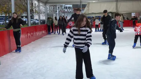 La pista de hielo está ubicada junto a la iglesia. R.A.