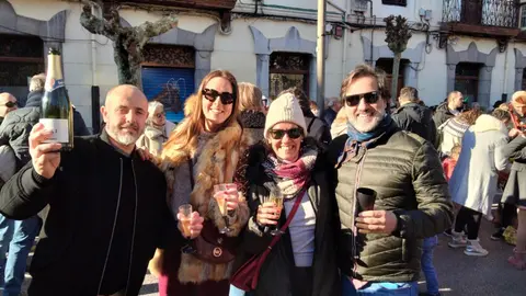 Grupo de amigos en la precampanada de Santoña tomando una copa de champán. R.A.