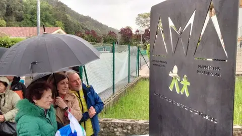 El monolito luce en Argoños tras su descubrimiento. R.A.