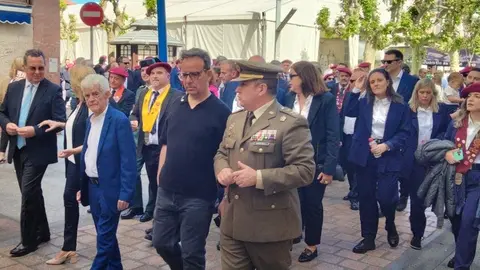 Los cofrades de Honor en el desfile de las cofradías en Santoña. R.A.