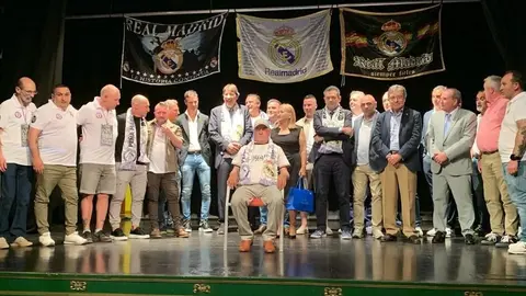 Fotografía de familia en el escenario del Teatro Casino Liceo. R.A.