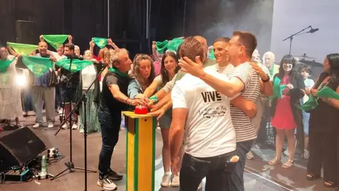 Apretón del botón de la finalización del pregón. R.A.