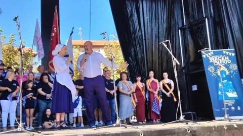 Un momento del pregón por la Coral Portus Victoriae. R.A.