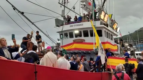 El Nuevo Libe llevó la imagen de la Virgen del Puerto por la Bahía de Santoña. R.A.