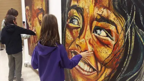 El artista invita a tocar sus creaciones.