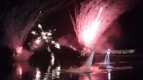 Espect&aacute;culo de flyboard en el puerto pesquero. R.A.
