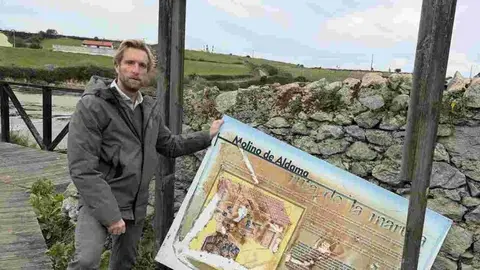 El portavoz del PRC, Felipe Pi&ntilde;a, en el entorno del molino.