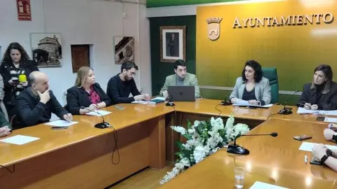 Concejales en el Pleno de Cartes. R.A.