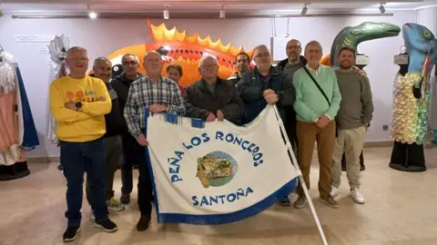 Integrantes de la charanga Los Ronceros, de Santo&ntilde;a.