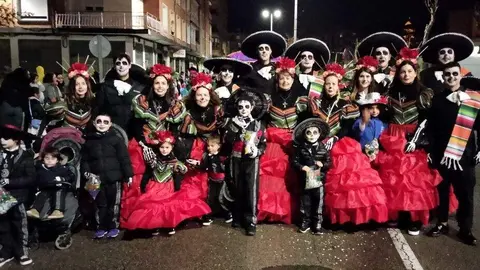El Carnaval cont&oacute; con grupos con numerosos integrantes. R.A.