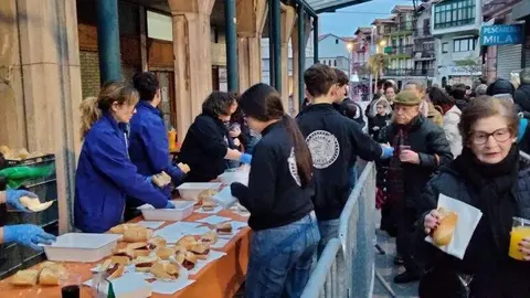 Reparto de bocadillos en El Astillero. R.A.