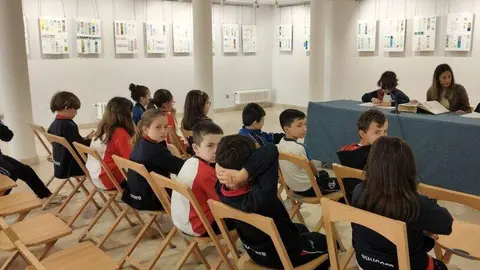 Alumnos del colegio Sagrado Coraz&oacute;n de Jes&uacute;s en la lectura del Quijote. R.A.