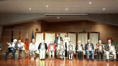 Un momento del homenaje a los mayores. en Meruelo.