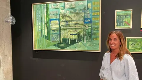 La artista Noelia Cuevas en la muestra.