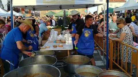 Reparto del marmite en el barrio de Ancillo, en Argo&ntilde;os. R.A.