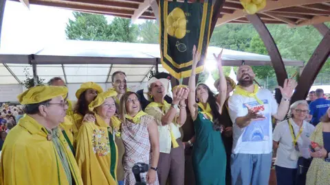 Las embajadoras con los limones solidarios. R.A.