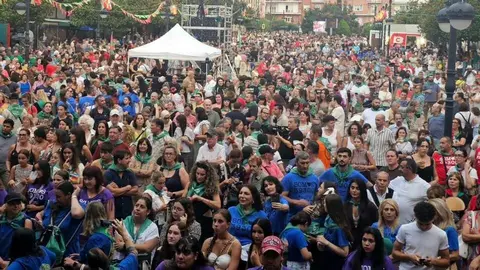 Asistentes al preg&oacute;n de las Fiestas de Torrelavega.