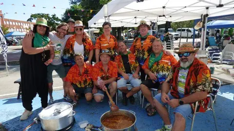 Los grupos cocinando la marmita en Colindres. R.A.